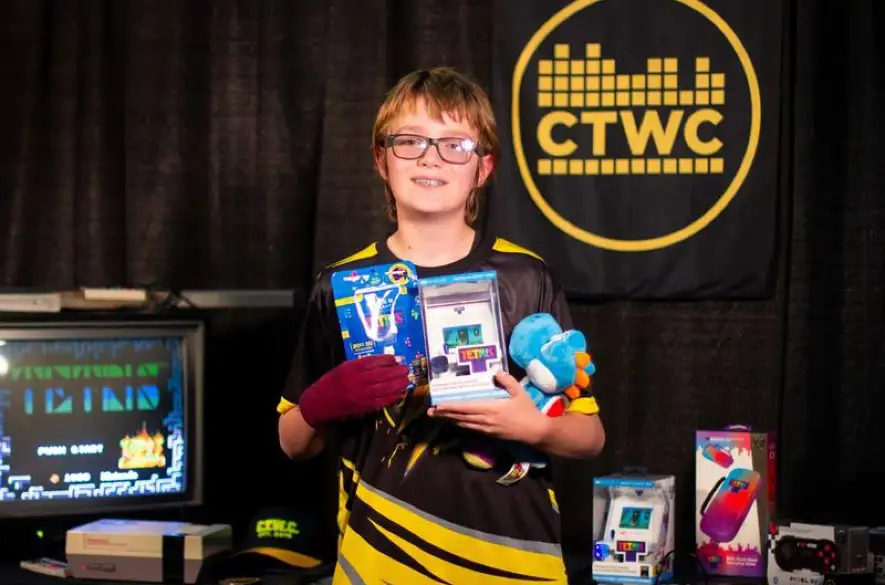 Nový svetový rekord! 13 ročný hráč "dohral" legendárnu hru Tetris