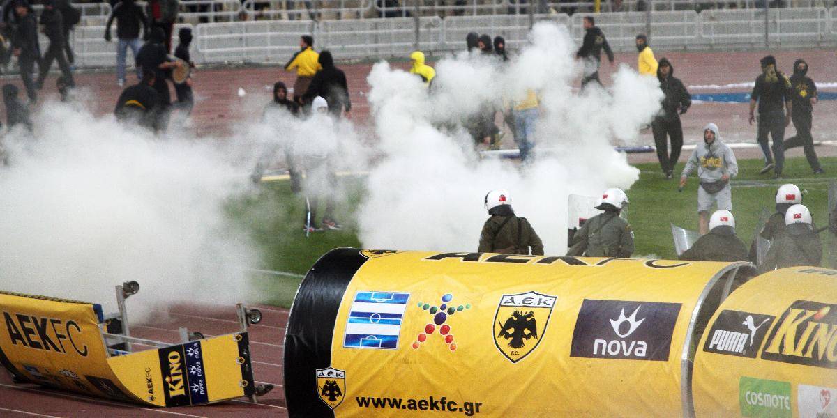  Fanúšikovia AEK Atény vtrhli na ihrisko, zápas nedohrali