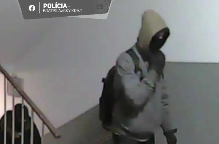 Zlodej v Bratislave odišiel z bytu s kamerou a televízorom. Polícia sa obracia na verejnosť so žiadosťou o pomoc v súvislosti s vyšetrovaním tohto trestného činu