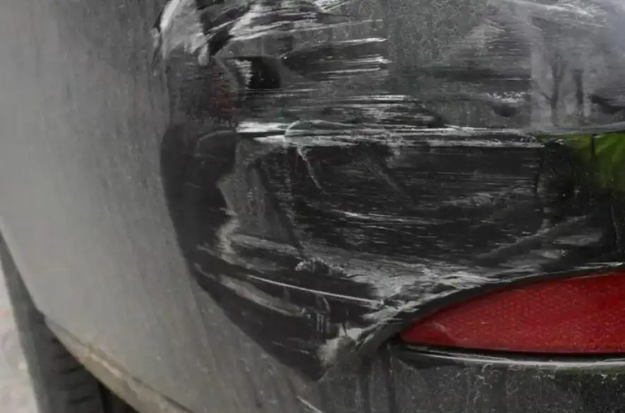Muž z obce Rajec, podozrivý z poškodenia osobného motorového vozidla, skončil v rukách policajtov