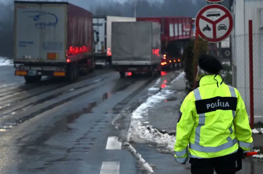 V súvislosti so zvyšovaním počtu kamiónov smerujúcich k hraničnému priechodu budú policajti nákladné vozidlá odstavovať