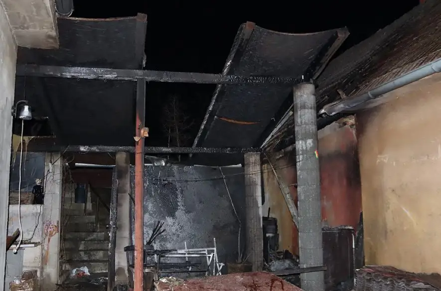 V obci Vinohrady nad Váhom dnes v noci horel rodinný dom. Plamene zachvátili aj strechu susediaceho rodinného domu