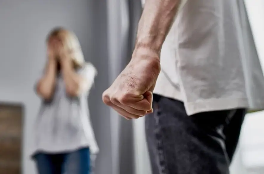 Nebezpečné vyhrážanie v Poprade: Muž nôžom ohrozil manželku, hrozí mu až tri roky väzenia