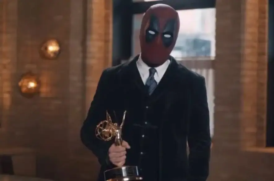 Herec Ryan Reynolds sa obliekol ako Deadpool v ďakovnom videu na cenách Emmy po veľkom víťazstve dokumentu Welcome to Wrexham
