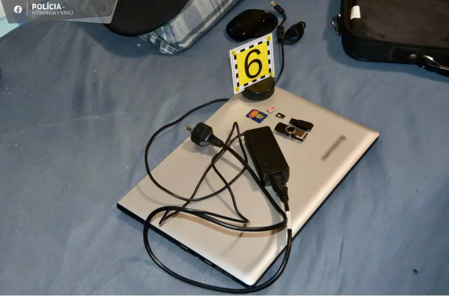 Policajti v Nitre zadržali osobu, ktorá sa vyhrážala, že nabehne do školy a všetkých vystrieľa