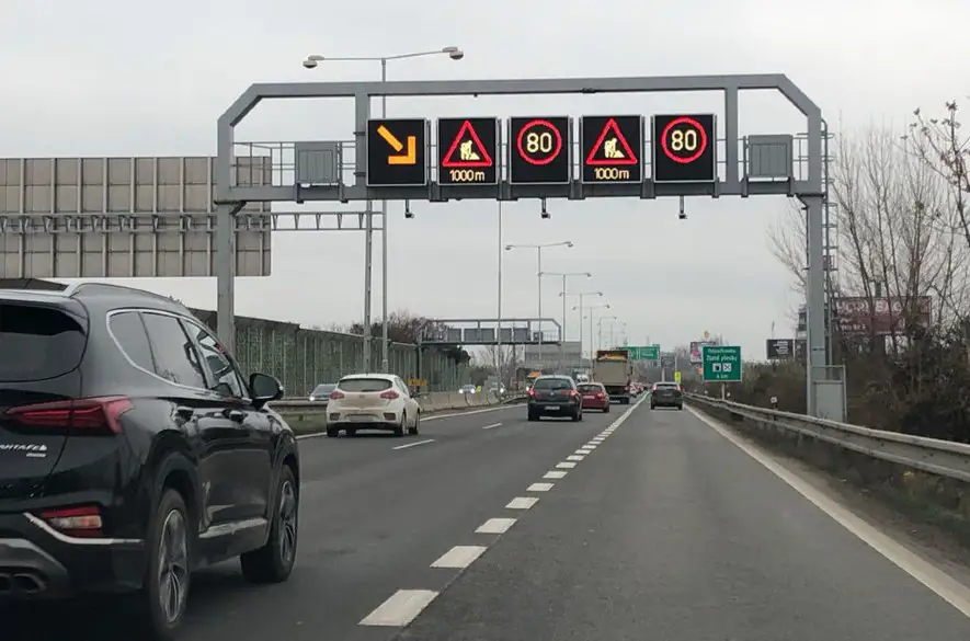 Vodiči pozor: Na diaľnici D1 v smere do Petržalky je kvôli dopravnej nehode obmedzená premávka