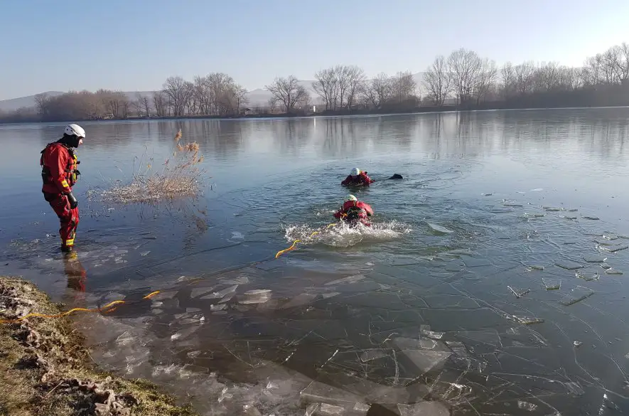 Hasiči z Nového Mesta nad Váhom absolvovali cvičenie zamerané na záchranu topiacej sa osoby