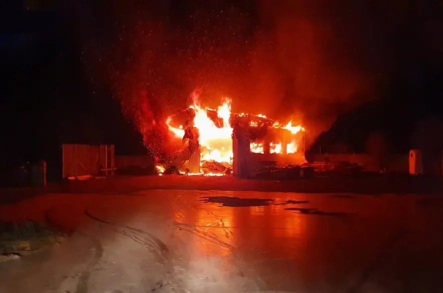 Na Modranskej ulici v Trnave horela dnes ráno garáž s pracovnými strojmi