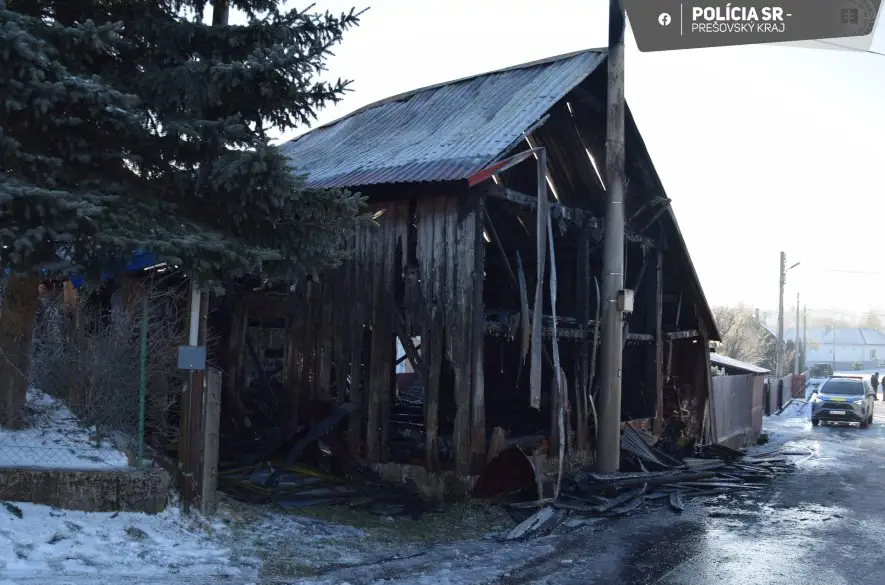 Požiar v obci Pusté Pole zasiahol hospodársku budovu, auto i rodinný dom