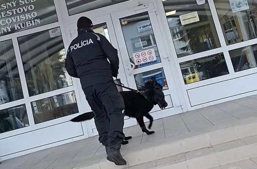 Policajti opäť prehľadávali súdy. Neznámy mužský hlas nahlásil bombu