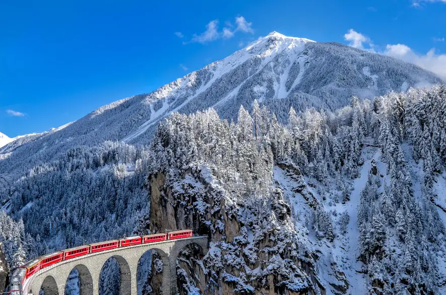 Najkrajšie vlakové trasy zimnou rozprávkovou krajinou