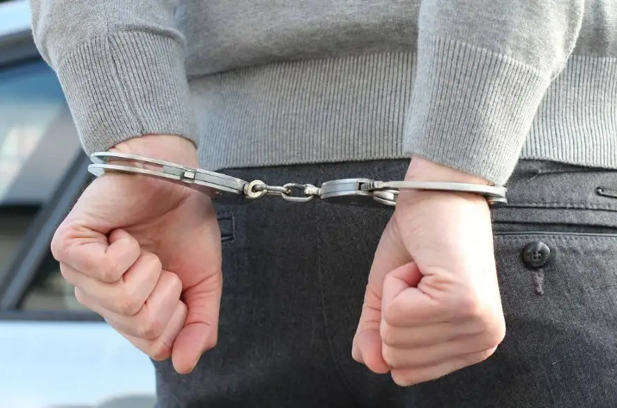 30 ročný muž v Prievidzi napadol a okradol mladšieho muža. Polícia páchateľa zadržala v rekordne krátkom čase