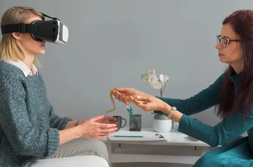Tvárou v tvár strachu: Expozičná terapia je vystavenie obavám, virtuálna realita je častou pomôckou na sedeniach