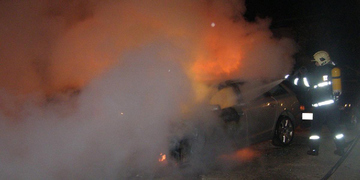 V Hlohovci v noci horeli dve autá