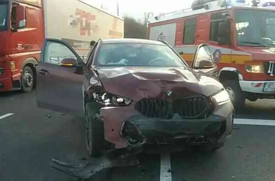 Pri včerajšej dopravnej nehode na križovatke v Myjave sa zranili všetci jej traja účastníci. Pomoc zraneným pri nehode poskytoval aj vodič okoloidúceho autobusu