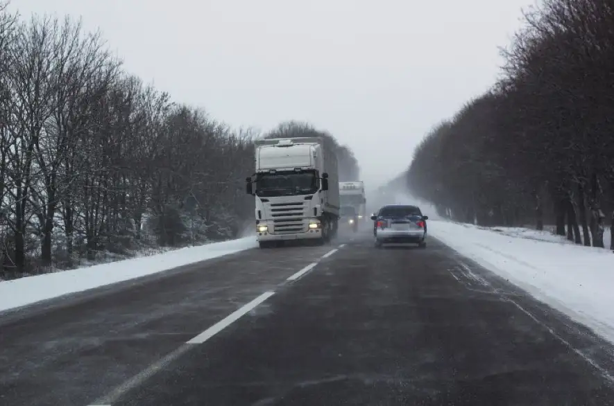 Pribúdajú nehody, ktoré spôsobuje ľad padajúci z návesov nákladných vozidiel