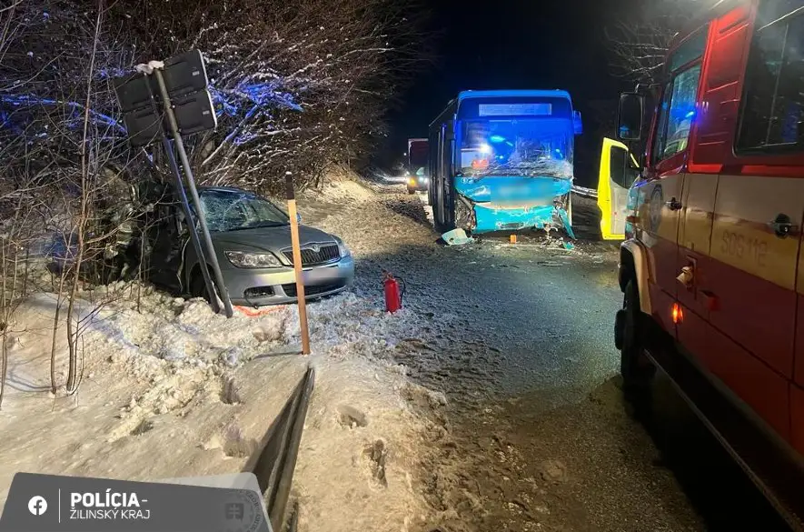 Tragická nehoda v Žilinskom kraji: 19-ročný vodič podľahol po zrážke s autobusom