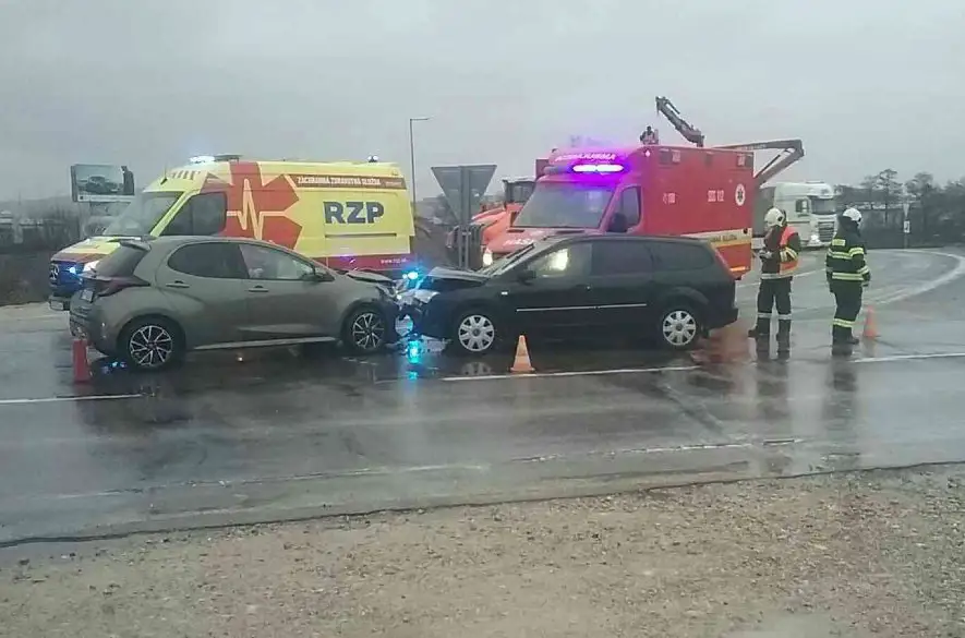Pri obci Trenčianska Turná sa včera zrazili dve osobné autá