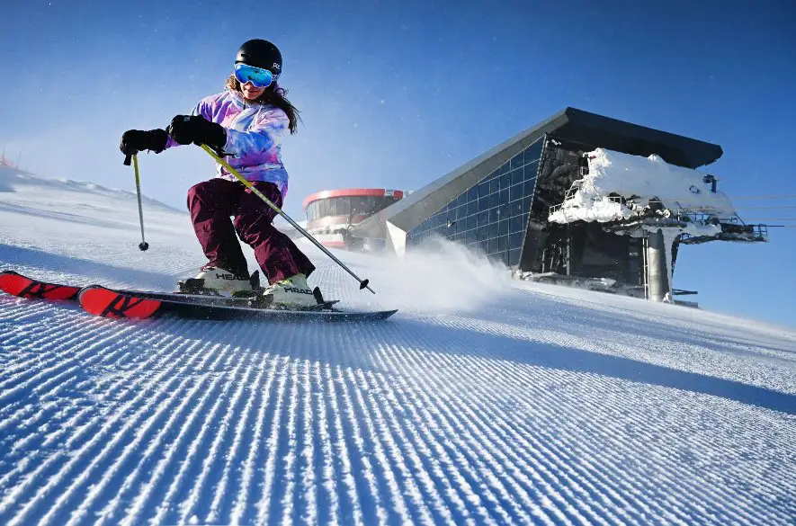 Krása lyžovania: prečo je také populárne a aké benefity prináša