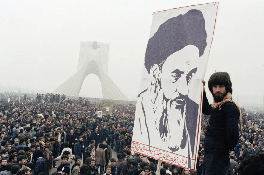 Jeden deň minisukňa, druhý hidžáb. Ako sa z moderného Iránu stala islamistická republika?