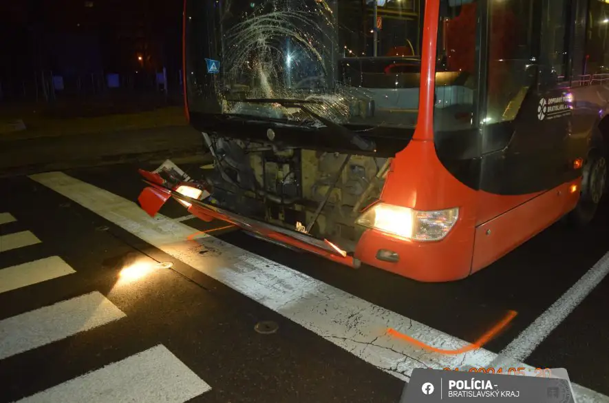 Dnešné ráno v Bratislave poznačila zrážka autobusu s chodcom