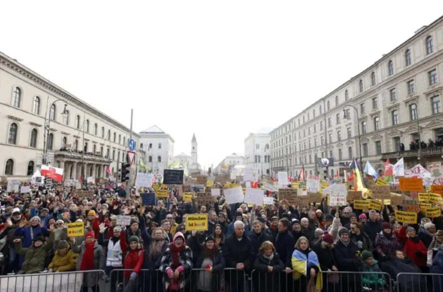 Státisíce ľudí protestovali v Nemecku proti plánom krajnej pravice na deportáciu