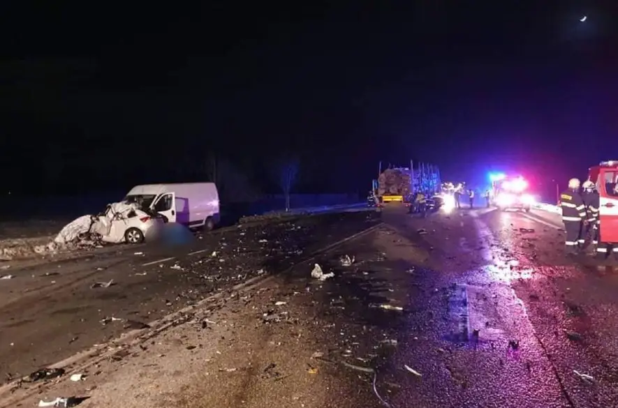Medzi obcou Kapušany a Prešovom sa dnes ráno zrazili dve osobné autá. Jeden z vodičov neskôr zraneniam v nemocnici podľahol