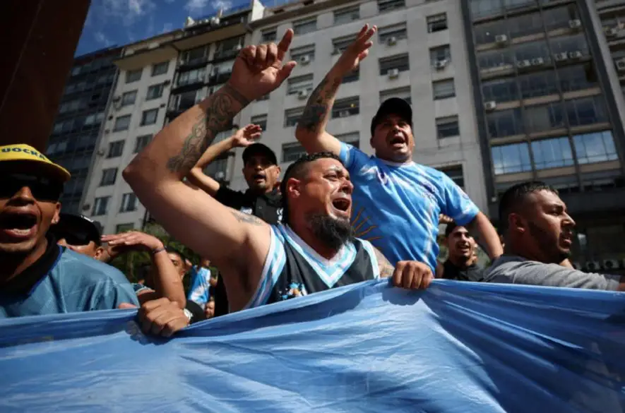 Tisícky argentínskych pracovníkov budú protestovať proti škrtom v rozpočte prezidenta Javiera Mileia