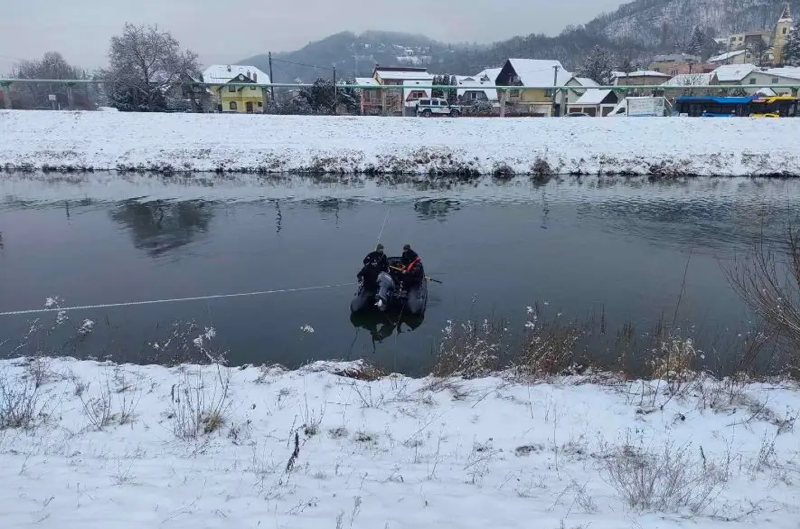 Policajní potápači z rieky Hornád vytiahli mužské telo.  Polícia zisťuje, či patrí nezvestnému chlapcovi