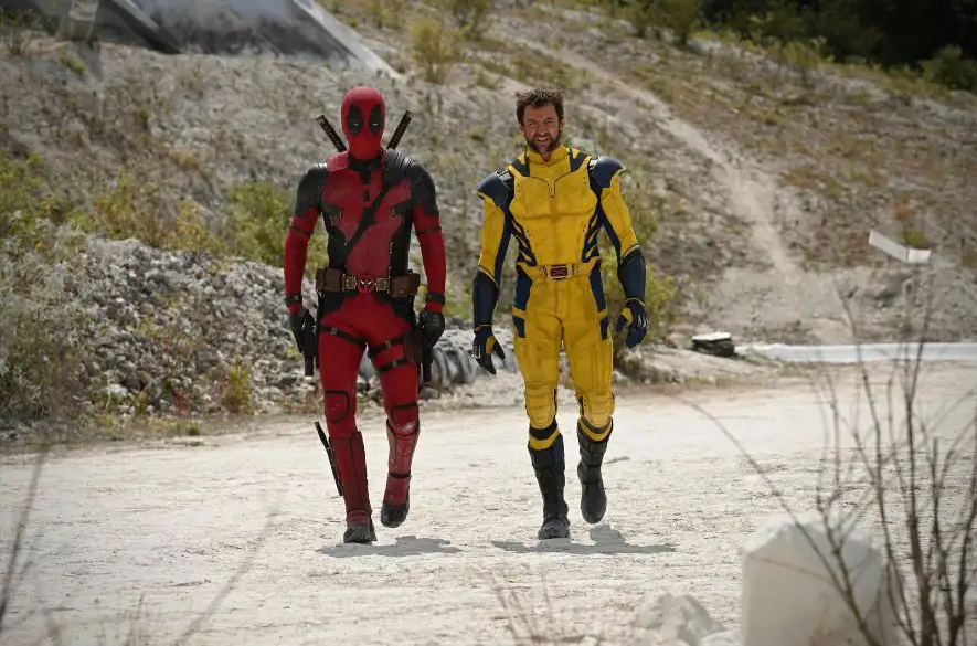 Búrlivé natáčanie Deadpoola 3 skončilo: Dve nové vtipné fotky ukazujú Deadpoola a jeho štvornohého priateľa