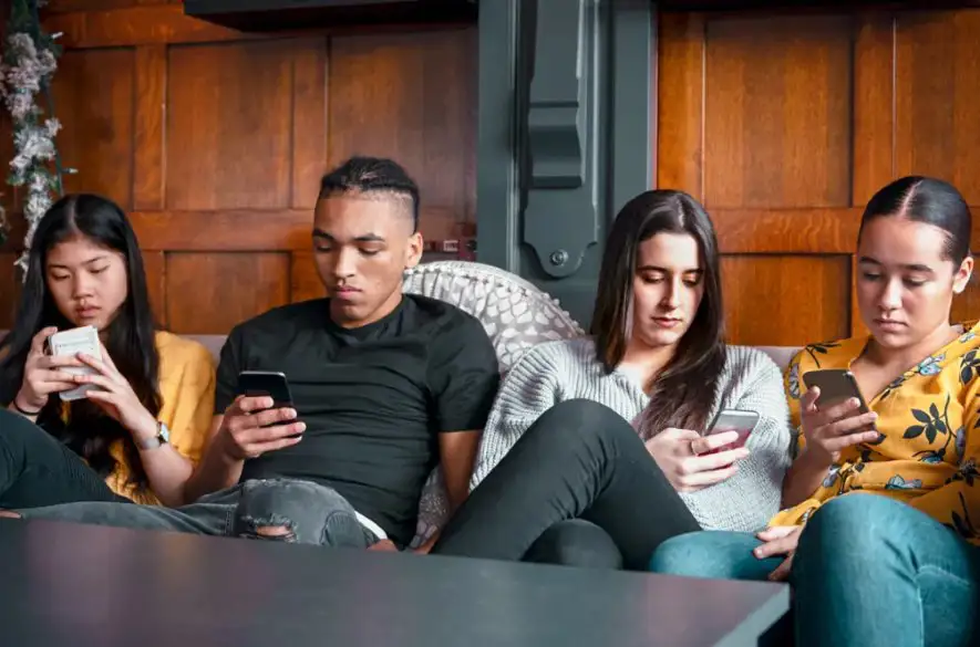 Zbavte sa virtuálnej okovy: Ako prekonať závislosť na sociálnych sieťach a znova objaviť autentický život