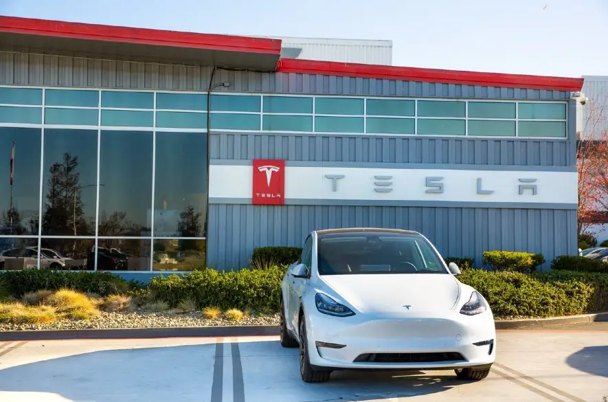 Automobilka Tesla upadá po tom, čo generálny riaditeľ Elon Musk varoval pred pomalším rastom v roku 2024