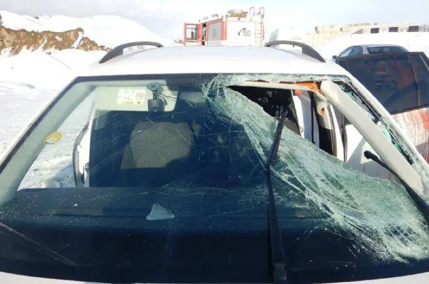 Čo robiť, ak vám automobil poškodí ľad spadnutý z nákladného vozidla?