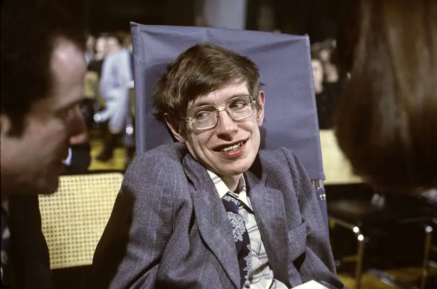 Geniálny fyzik, ktorý prekonal svoju chorobu. Stephen Hawking predstavil taje vesmíru ľuďom, v škole mu to však spočiatku nešlo