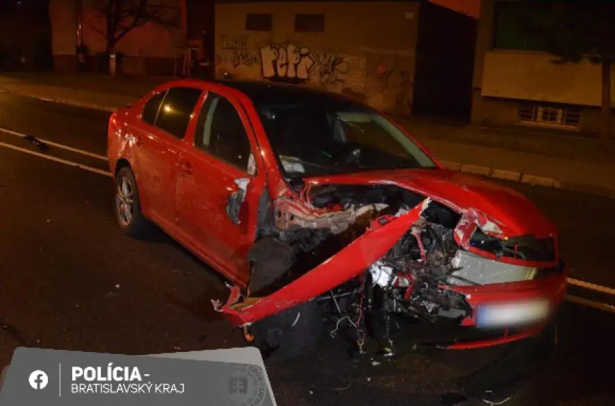 25 ročný muž v Bratislave v stave ťažkej opitosti poškodil viacero zaparkovaných vozidiel