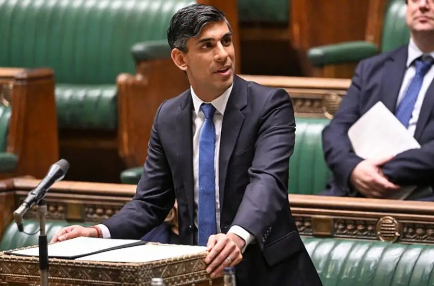 Britský premiér Sunak predstaví plány na zákaz jednorazových elektronických cigariet