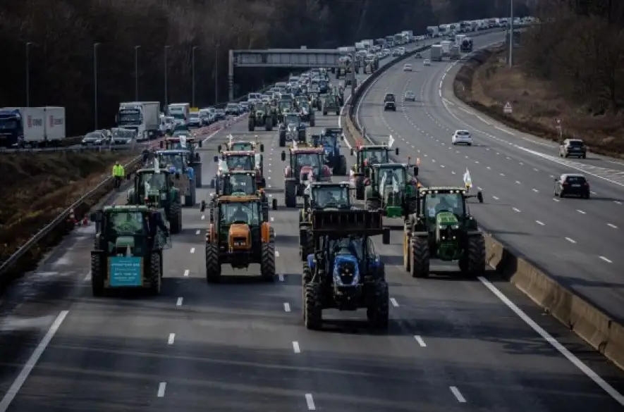 Protesty francúzskych poľnohospodárov blokujú diaľnice v okolí Paríža