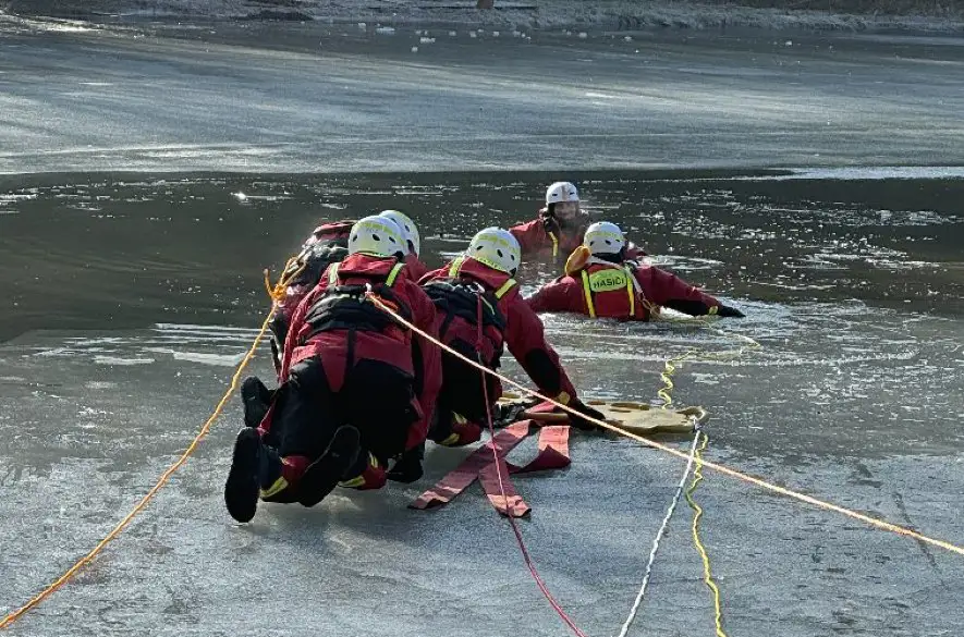 Hasiči v Prievidzi absolvovali cvičenie zamerané na záchranu topiacej sa osoby
