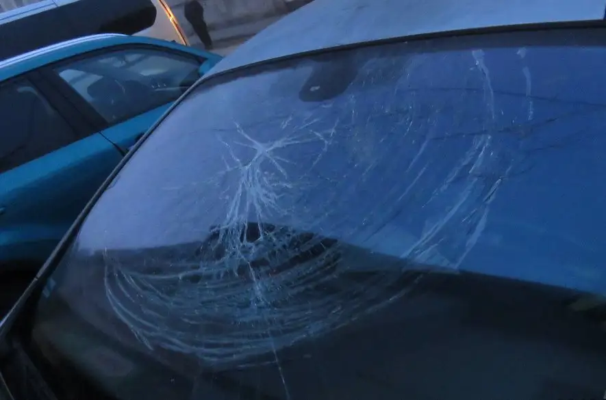 Policajti vo Vrútkach zadržali mladíka, ktorý v pondelok v noci demoloval autá