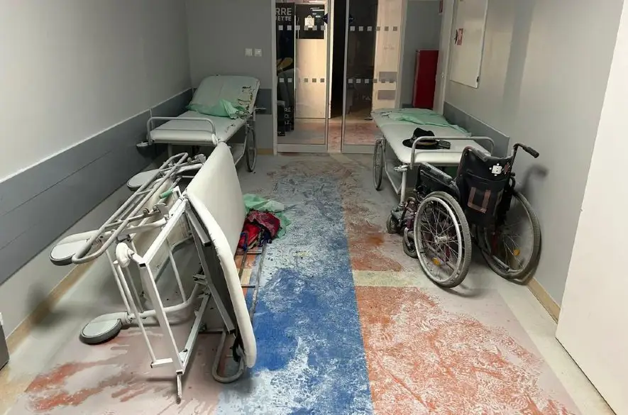 Policajti zasahovali na Trnavskom urgente: 70-ročný muž napádal sestry a podpálil lôžka v čakárni