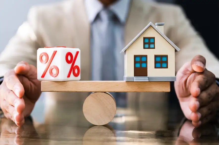 Lacnejšie hypotéky tak skoro neprídu, brzdiť ich môžu aj vládne opatrenia