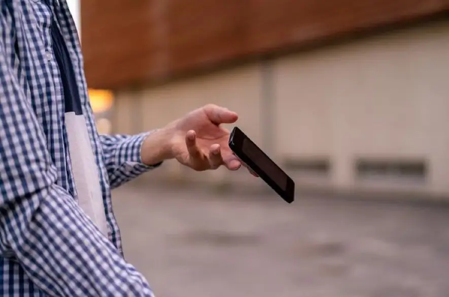 Po krádeži nechal páchateľ na mieste činu svoj vlastný mobil