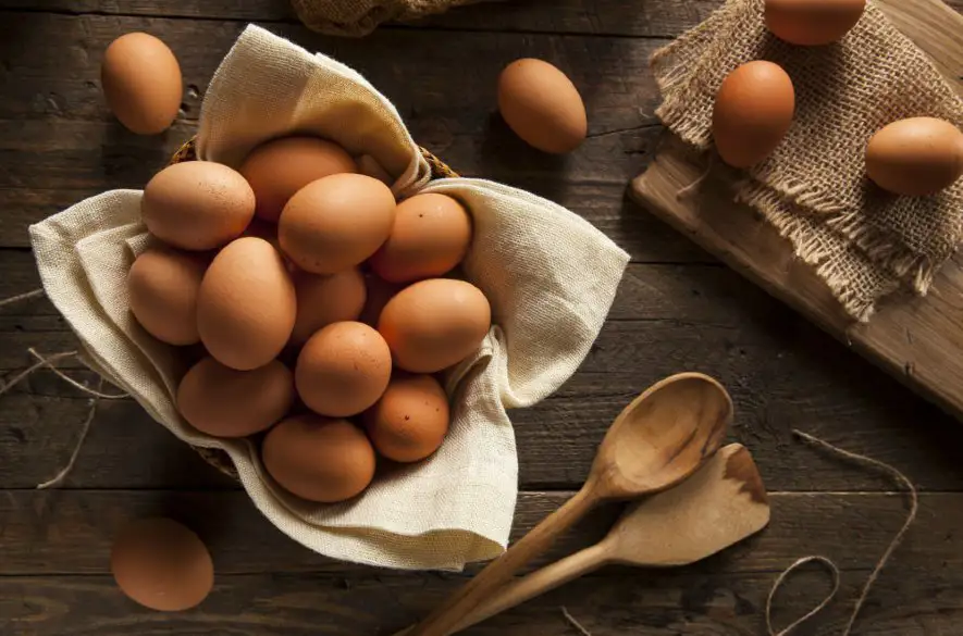 Odborníci radia: Surová hydina a vajcia by sa mali skladovať aj pripravovať mimo iných potravín