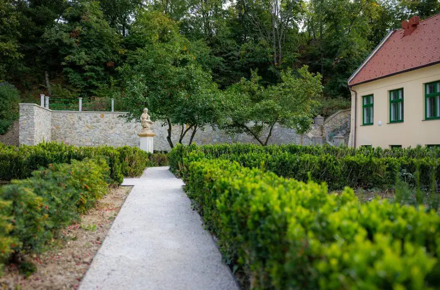 Obnovená záhrada pri modranskom kaštieli bude otvorená na jar