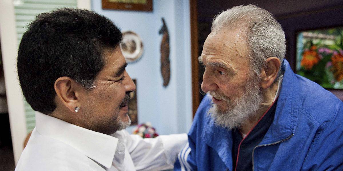 Starí priatelia Castro a Maradona mali veselé bratské stretnutie