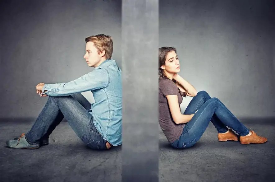 Muži vs ženy: Ako zvládajú rozchod a prečo ho prekonávajú tak rozdielne