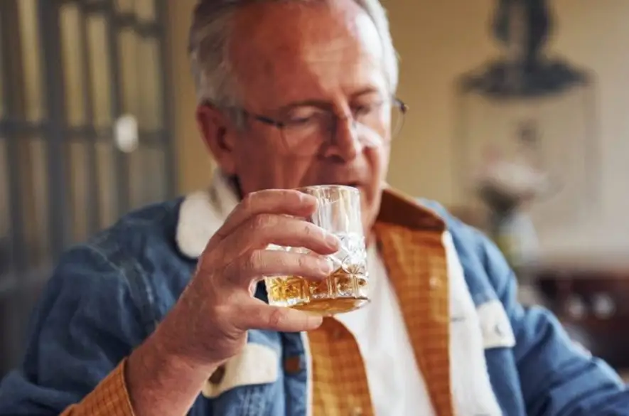 Odborníci radia: Alkohol môže u seniorov zhoršiť priebeh primárnych ochorení