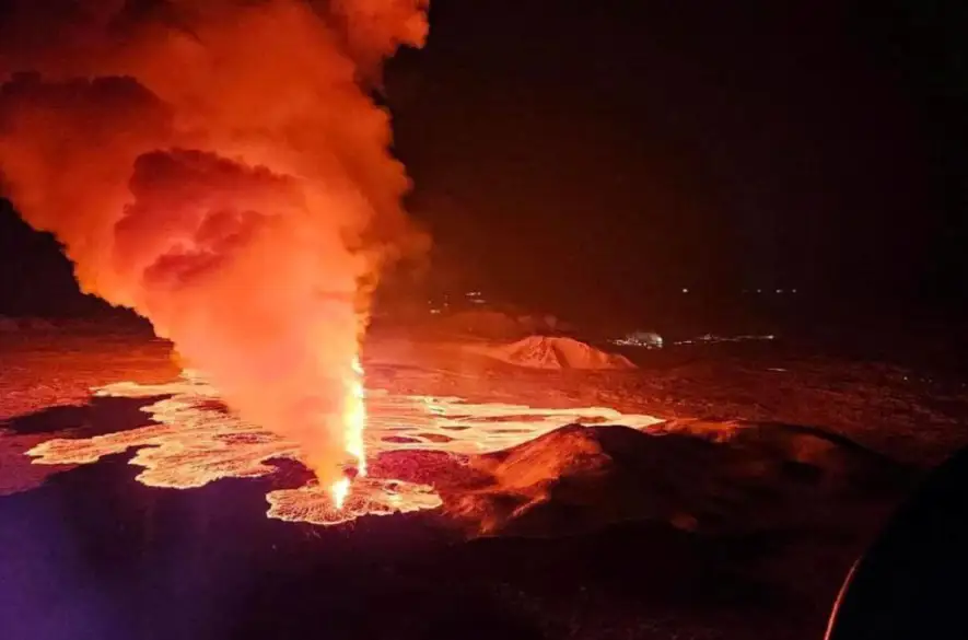 Na Islande sa začala už tretia sopečná erupcia, zatvoriť museli aj známe geotermálne kúpele