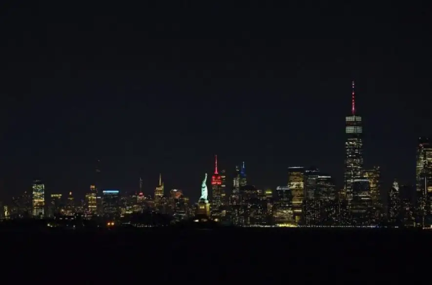 Empire State Building v New Yorku sa rozvietila červenou farbou na čínsky lunárny Nový rok