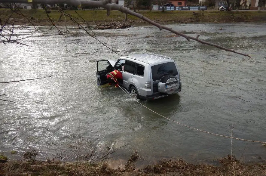 Pri obci Horné Srnie uviazlo motorové vozidlo v rieke Vlára